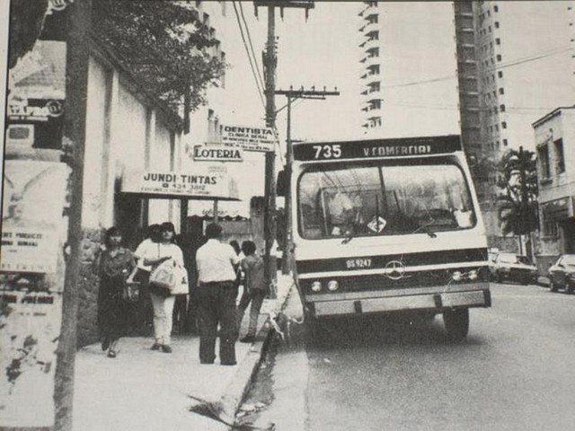 Ponto de ônibus na Rua Rangel Pestana