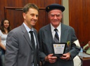 Vereador Leandro Palmarini entrega homenagem ao sr. Paulo Maretti