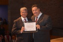 11. Ver. Valdeci Vilar Matheus entrega homenagem ao sr. Damião P. da Silva Gemeo