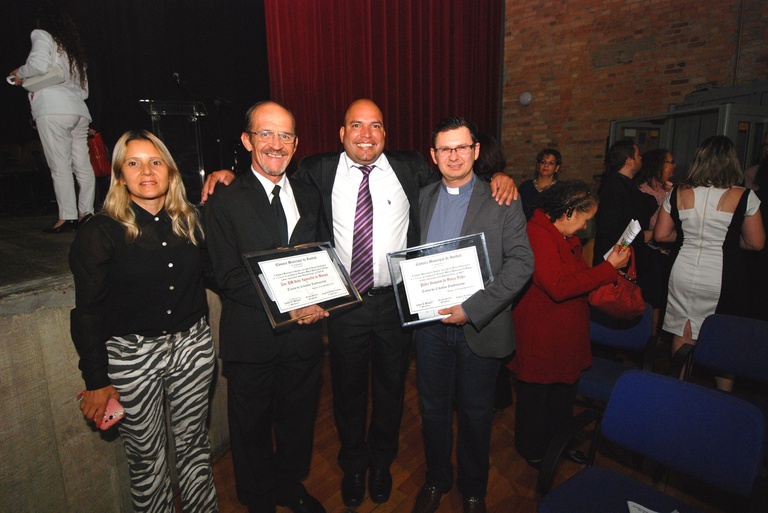 100. Ver. Márcio Petencostes com seus homenageados, Ten. PM João Aparecido de Moraes e Pe. Joaquim de Souza Filho