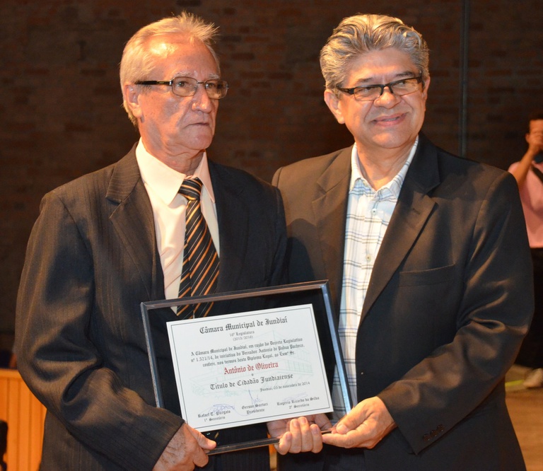 27. Ver. Antonio de Pádua Pacheco entrega homenagem ao sr. Antônio de Oliveira