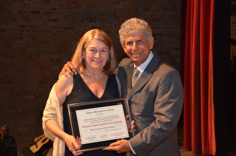 52. Ver. José Dias entrega homenagem à Fundação Antonio Antonieta Cintra Gordinho, representada por sua Presidente Maria Thereza Gordinho A. de Oliveira