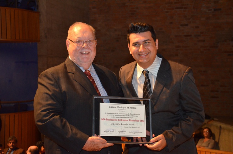 56. Ver. Rafael Purgato entrega homenagem à GTS Distribuidora de Produtos Alimentícios, representada pelo sr. Orlando Gazzola Jr