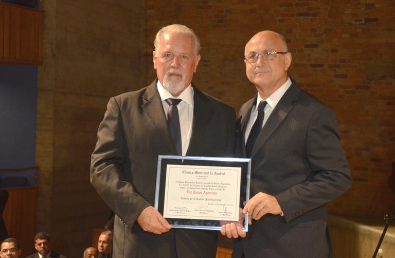 23. Ver. Rafael Antonucci entrega homenagem ao sr. Elio Carlos Agostinho