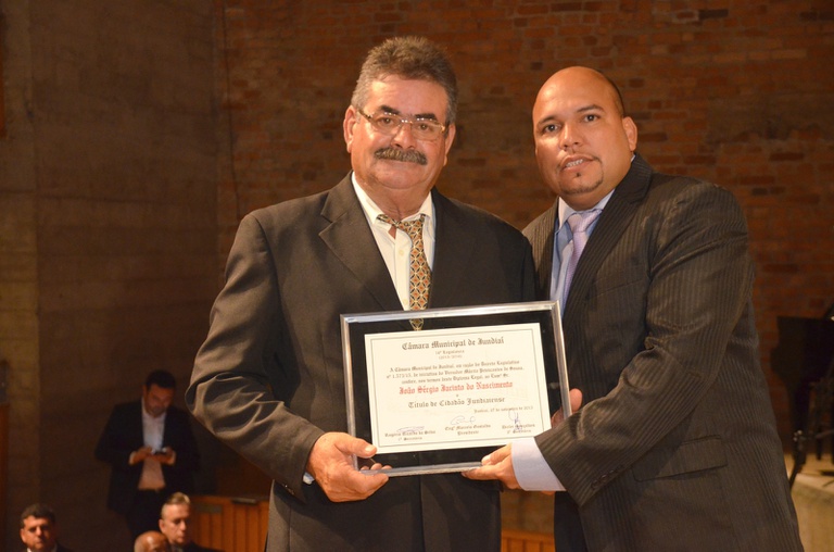 24. Ver. Márcio Petencostes de Sousa entrega homenagem ao sr. João Sérgio Jacinto do Nacimento