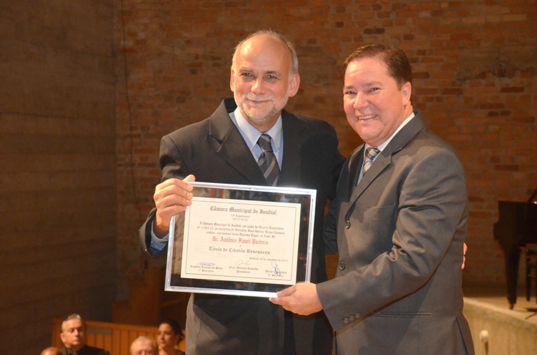 38. Ver. José Galvão Braga Campos entrega homenagem ao Dr. Antonio Finati Pacheco