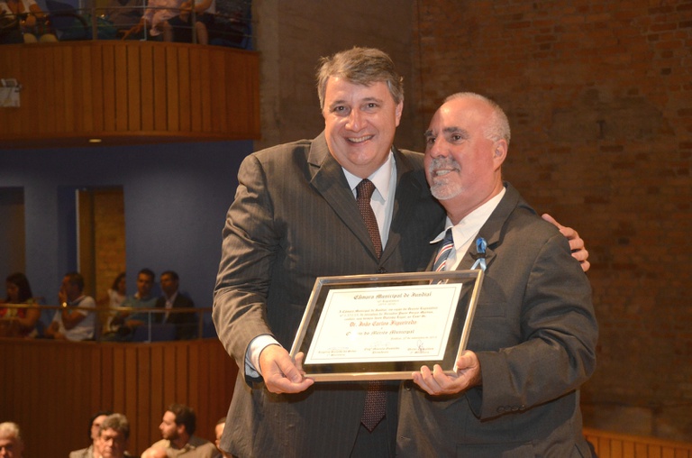 41. Ver. Paulo Sergio Martins entrega homenagem ao Dr. João Carlos Figueiredo