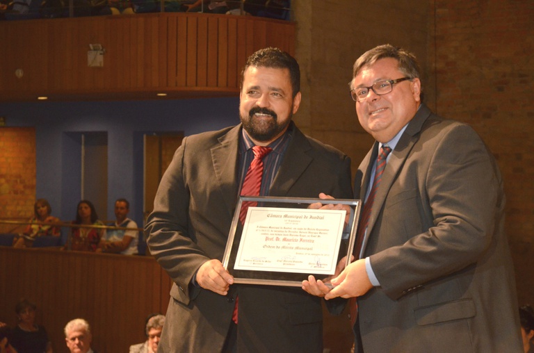 42. Ver. Gerson Sartori entrega homenagem ao Prof. Dr. Maurício Ferreira