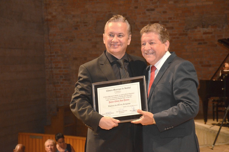 55. Ver. Dirlei Gonçalves entrega homenagem ao Pastor Clóvis José Pontes