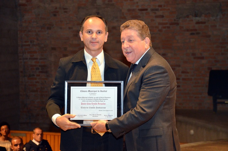 14. Ver. Dirlei Gonçalves entrega homenagem ao Pr. Celso Erenide Fernandes