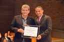 28. Ver. Eliezer Barbosa da Silva entrega homenagem ao sr. Odilon de Brito