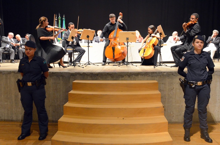 33. Músicos do Quinteto de Cordas do Grupo de Referência do Projeto Guri se apresentam no meio da cerimônia