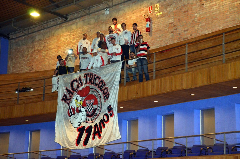 48. Membros da Associação Torcida Raça Tricolor prestigiam a homenagem