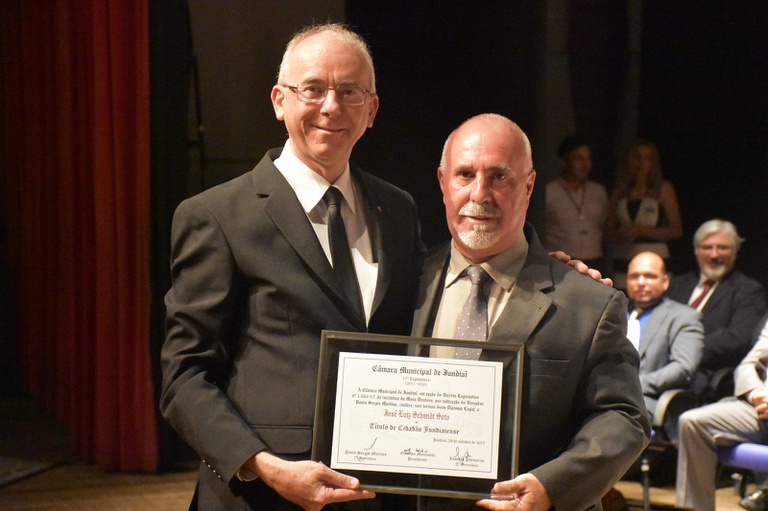 21. Ver. Paulo Sergio Martins entrega homenagem ao sr. José Luiz Schmidt Soto