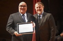 13. Ver. Antonio Carlos Albino entrega homenagem ao Dr. Antonio Dota Júnior