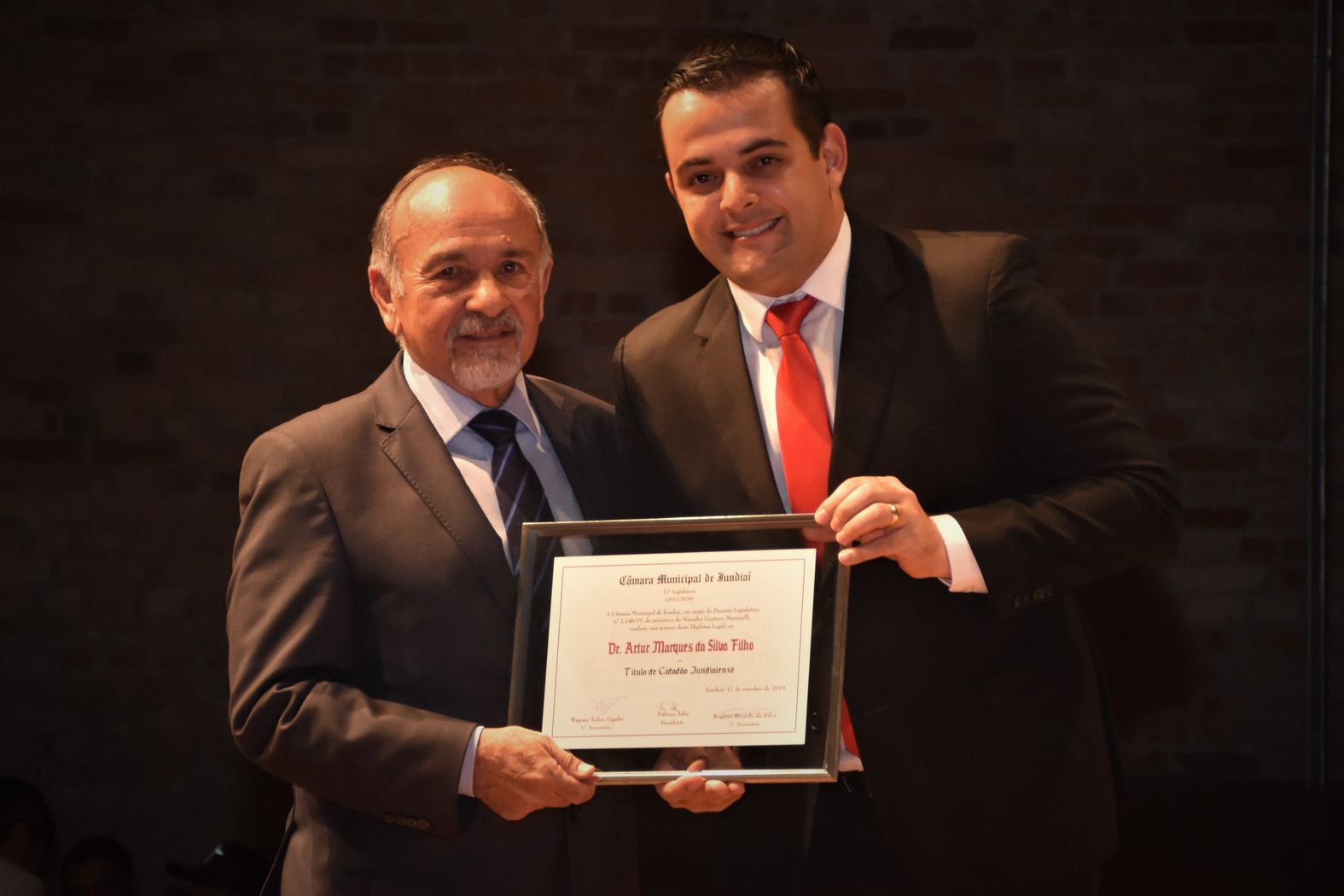 14. Ver. Gustavo Martinelli entrega homenagem ao Dr. Artur Marques da Silva Filho