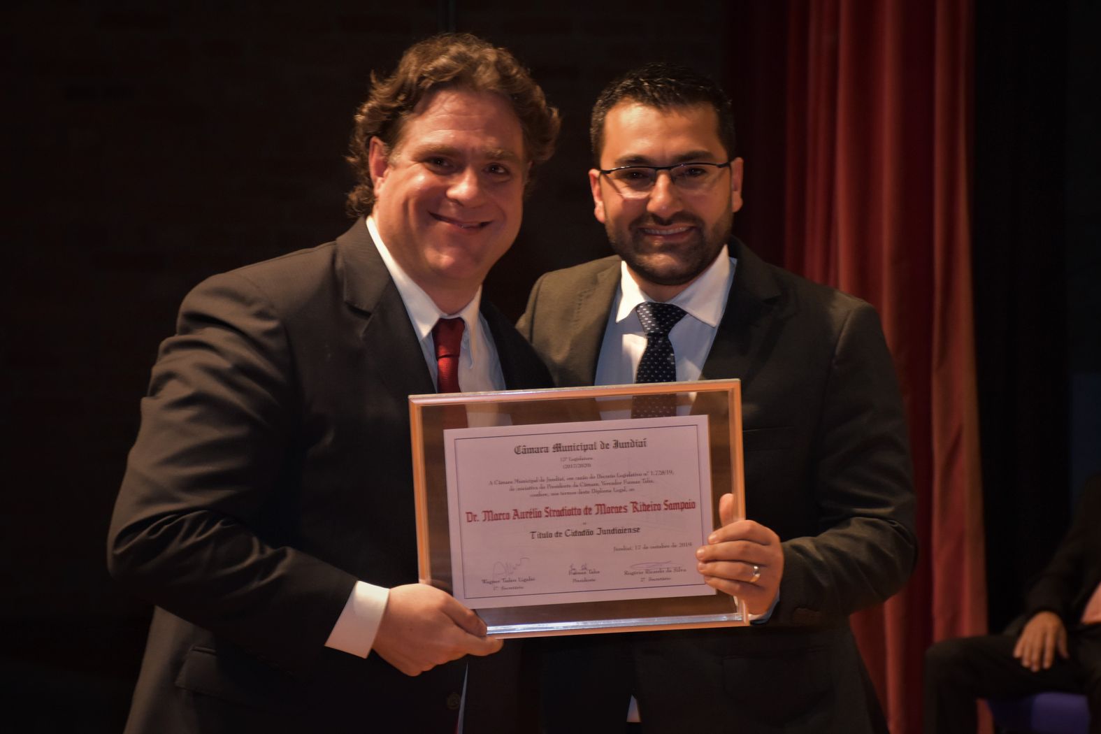 27. Ver. Faouaz Taha entrega homenagem ao Dr. Marco Aurélio Stradiotto de Moraes Ribeiro Sampaio