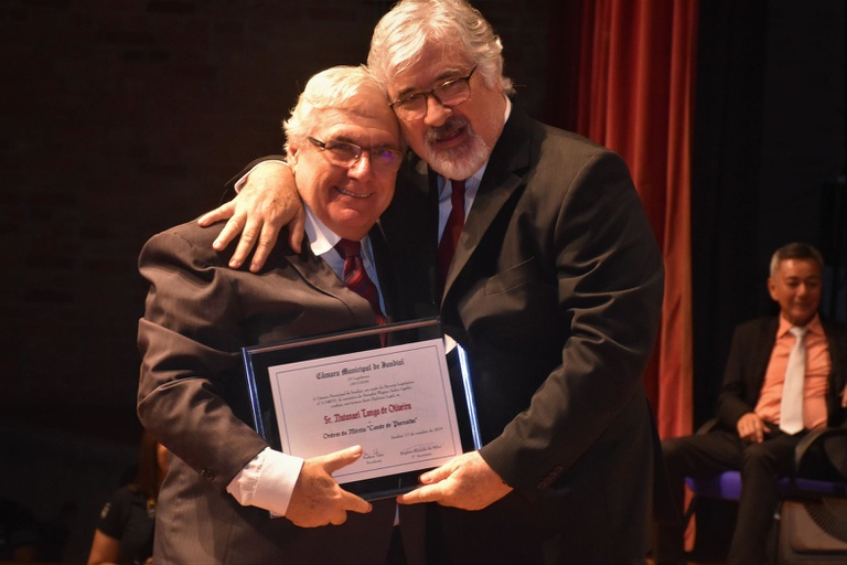 32. Ver. Wagner Ligabó entrega homenagem ao sr. Natanael Longo de Oliveira